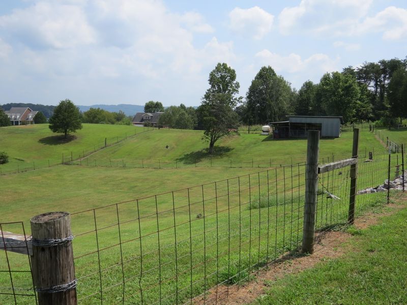 720 E Copeland Dr, Powell, TN 37849