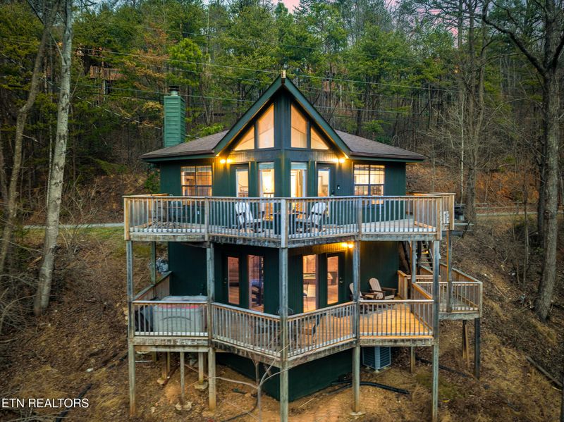 720 Octagon Dr, Gatlinburg, TN 37738