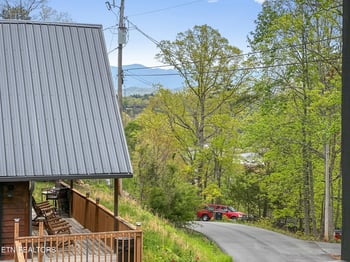 720 Timberlake Dr, Pigeon Forge, TN 37862