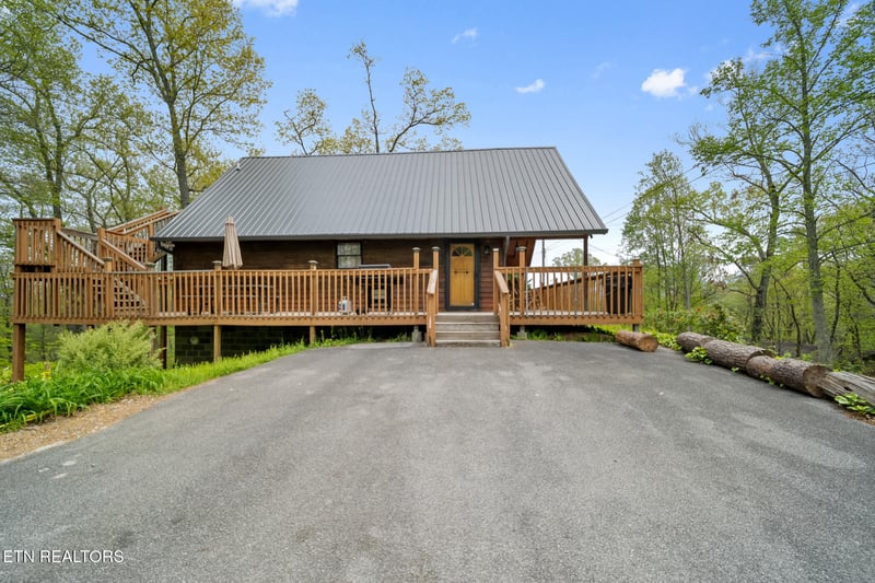 720 Timberlake Dr, Pigeon Forge, TN 37862