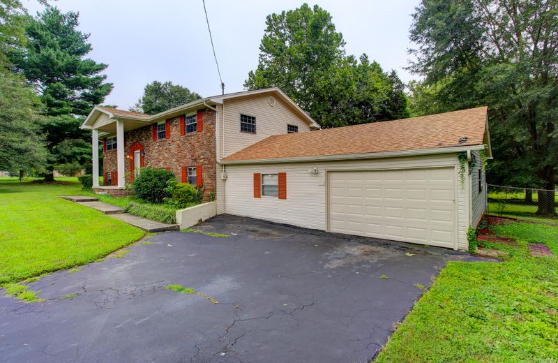 721 Hidden Valley Rd, Knoxville, TN 37923