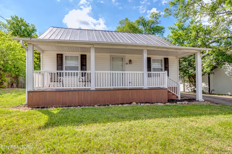 721 N Charles G Seivers Blvd, Clinton, TN 37716