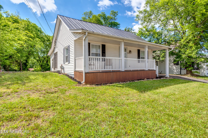 721 N Charles G Seivers Blvd, Clinton, TN 37716
