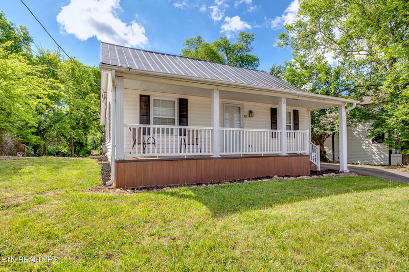 721 N Charles G Seivers Blvd, Clinton, TN 37716