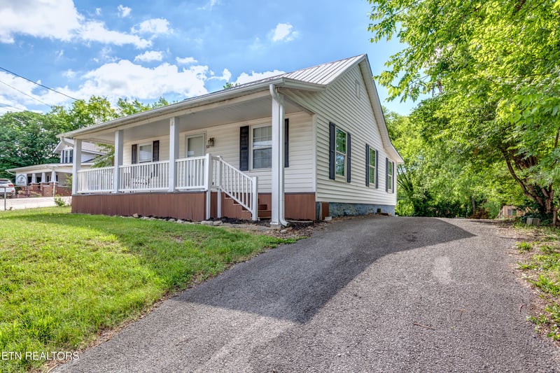 721 N Charles G Seivers Blvd, Clinton, TN 37716