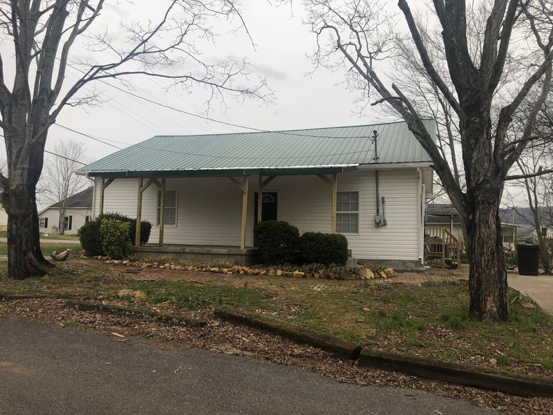 723 5th St, Etowah, TN 37331