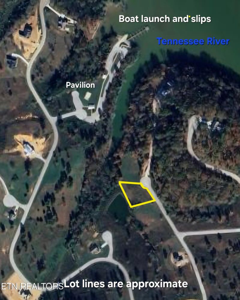 723 Twin Lakes Dr, Loudon, TN 37774