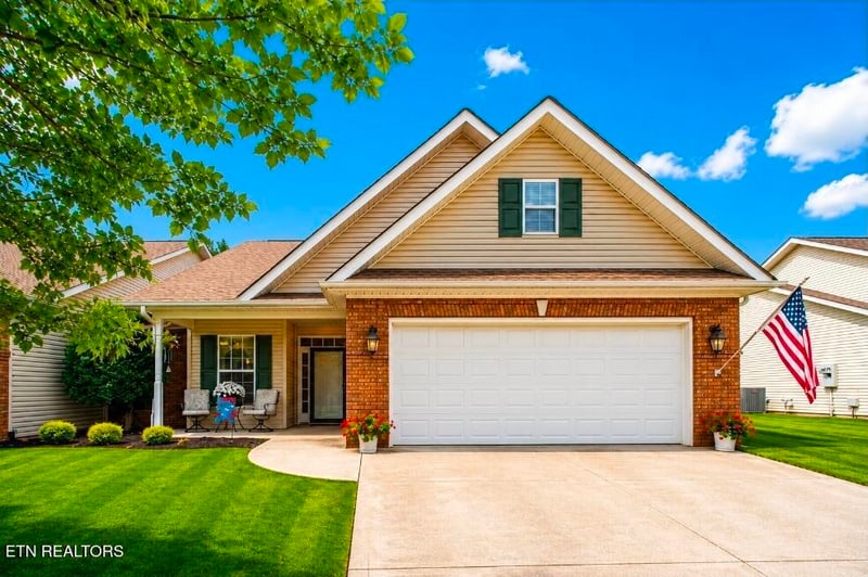 7230 Oakfield Ln, Powell, TN 37849