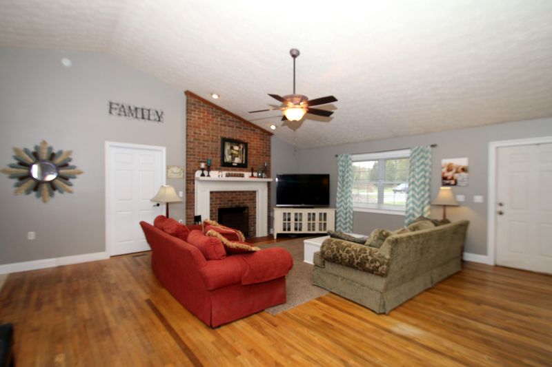 7235 Sam Bob Ln, Corryton, TN 37721