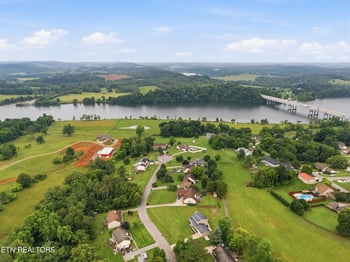 724 Fairway Dr, Loudon, TN 37774