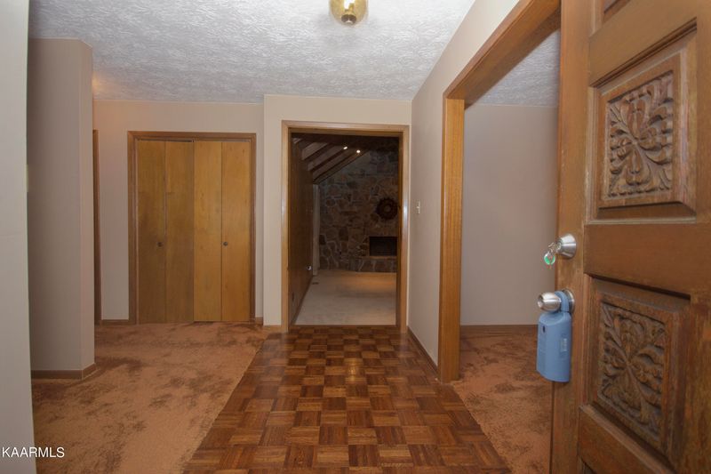 724 Valley Dale Rd, Knoxville, TN 37923