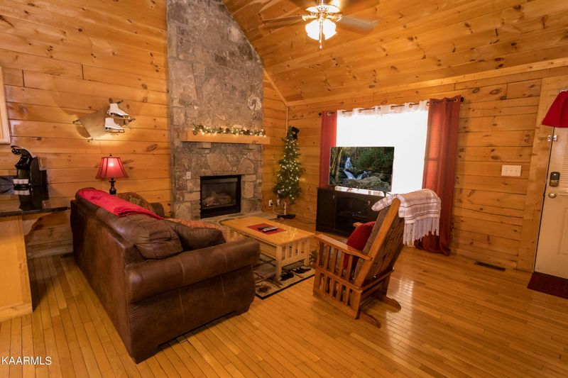 725 Chickasaw Gap Way, Pigeon Forge, TN 37863