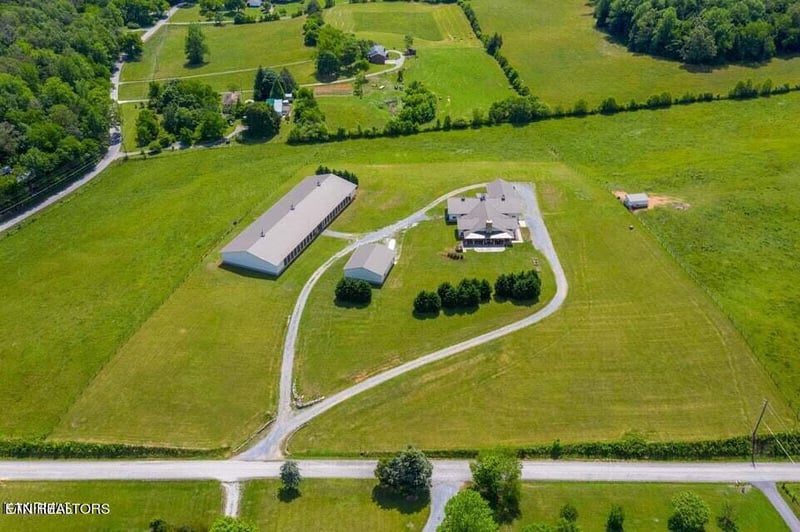 725 Dry Valley Rd, Townsend, TN 37882