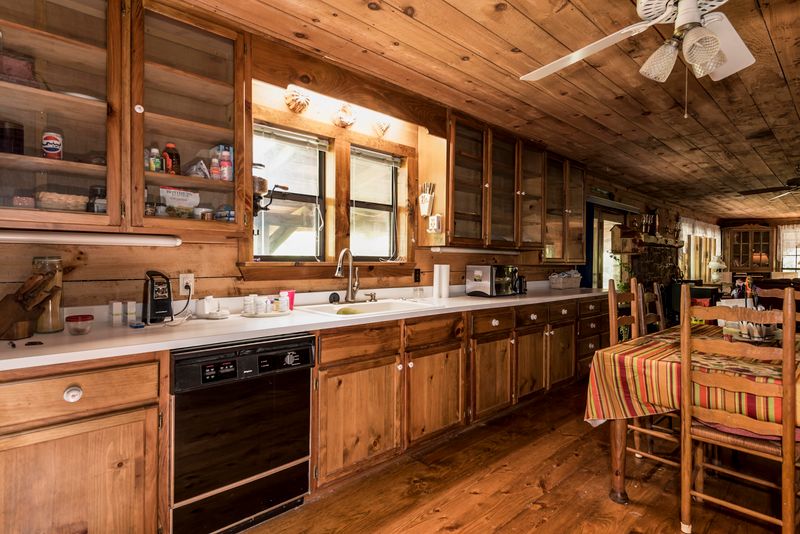725 Lloyd Huskey Rd, Pigeon Forge, TN 37863