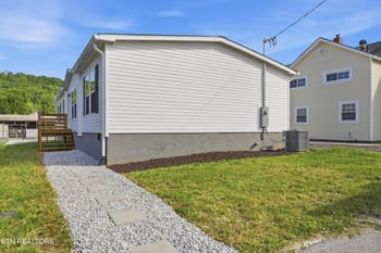 725 Siluria St, Harriman, TN 37748