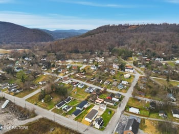 725 Siluria St, Harriman, TN 37748