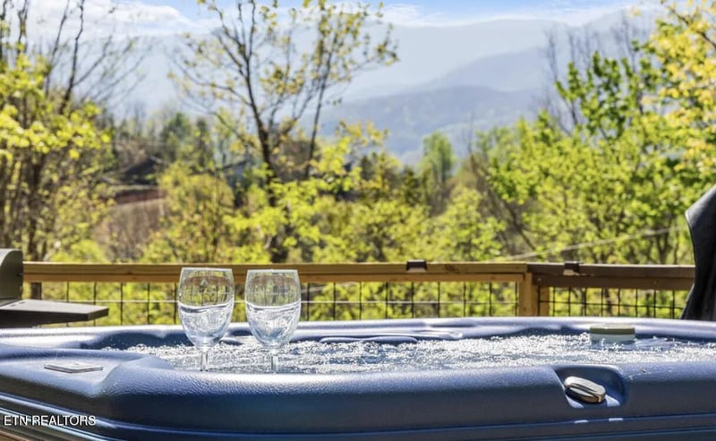 725 Sunshine Tr, Gatlinburg, TN 37738