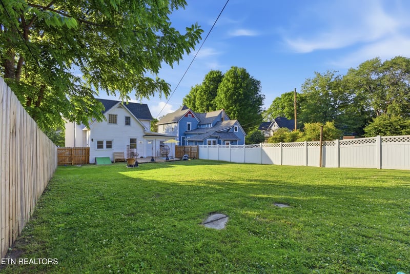 726 Clinton St, Harriman, TN 37748
