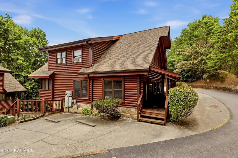 727 Golf View Blvd, Pigeon Forge, TN 37863
