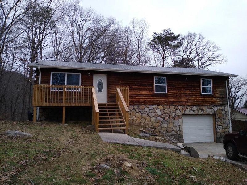 727 Hilltop Dr, Jacksboro, TN 37757