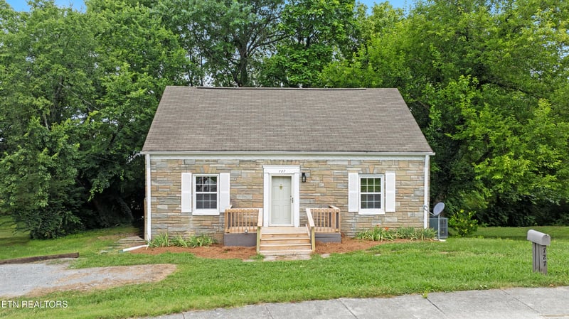727 Witt Pl, Knoxville, TN 37915