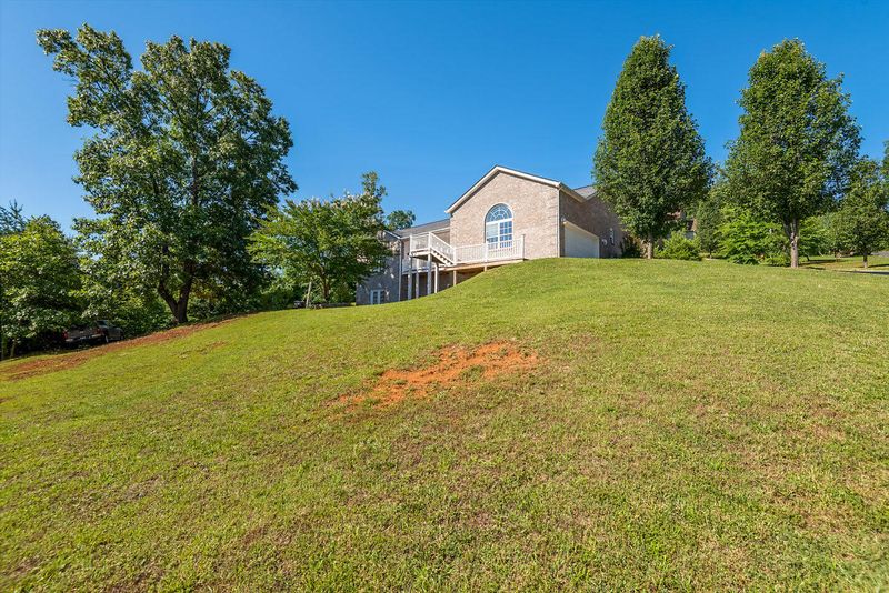 728 Emerald Ave, Kodak, TN 37764