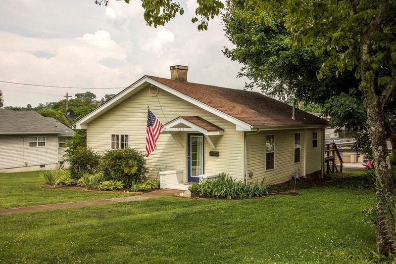 729 Ferry St, Loudon, TN 37774