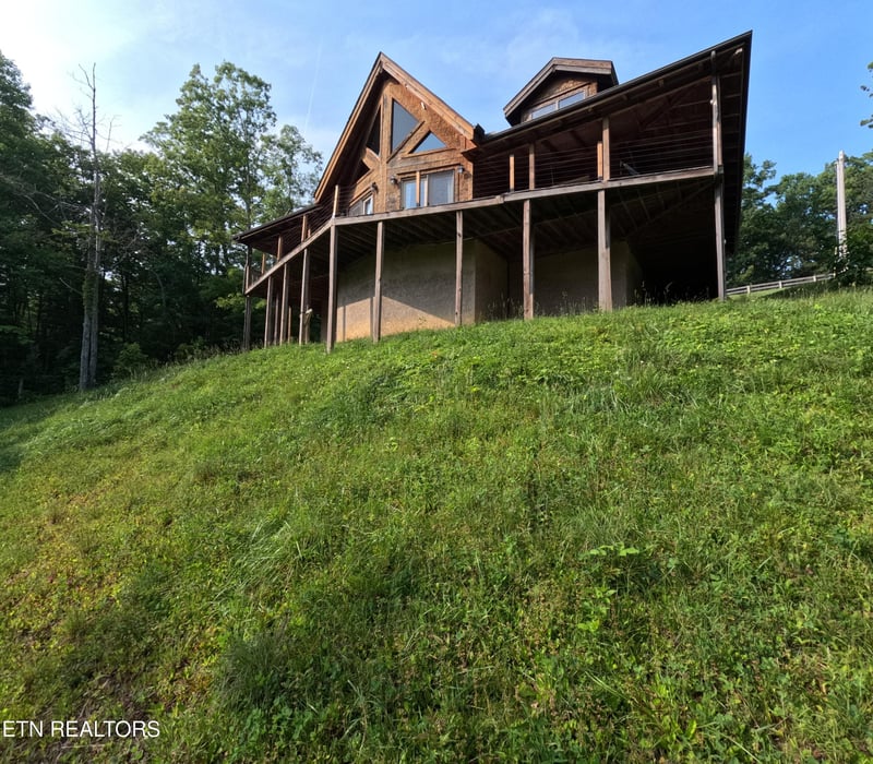 731 John J Smith Rd, Oneida, TN 37841