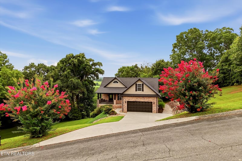 731 Rock House Rd, Kodak, TN 37764