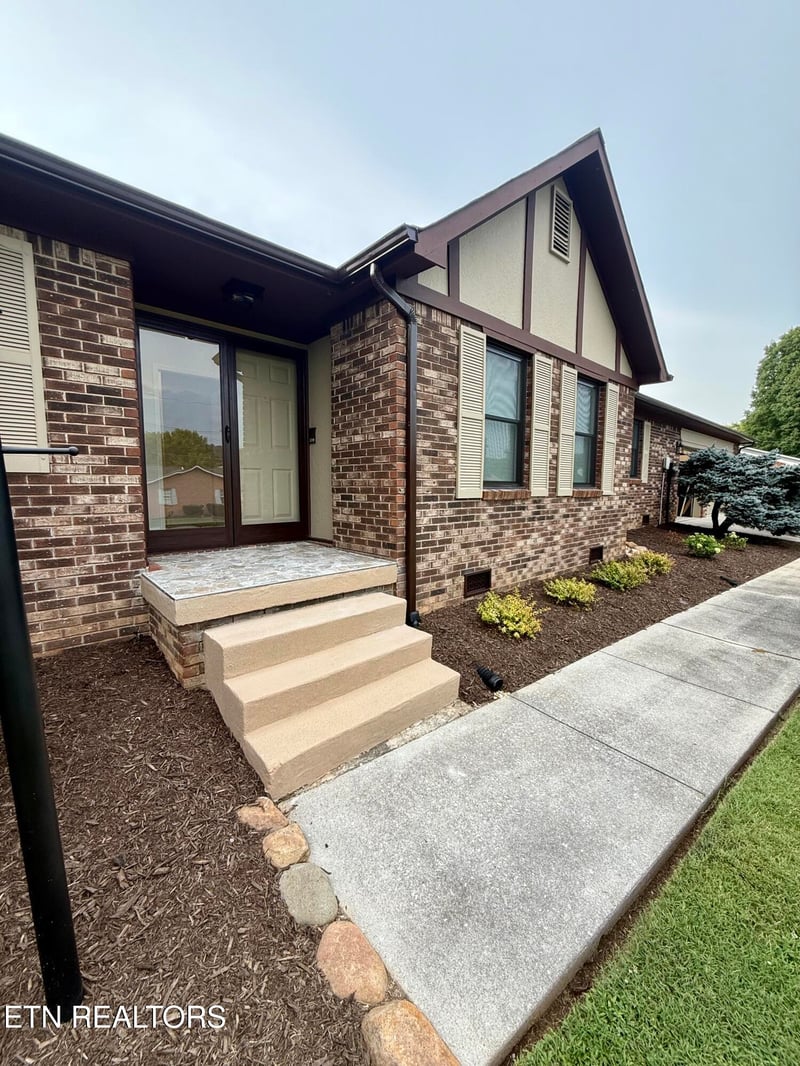 7314 Homestead Dr, Knoxville, TN 37918