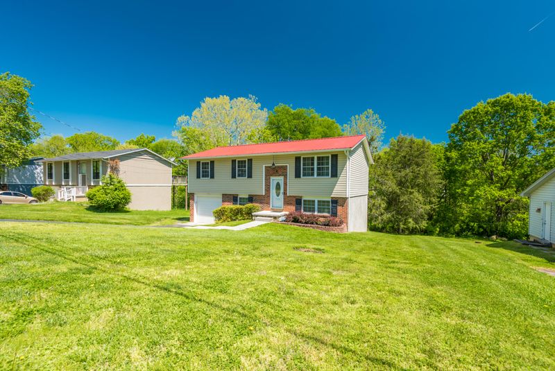 7325 Meadowbrook Cir, Knoxville, TN 37918