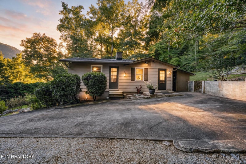 733 Cavern Rd, Townsend, TN 37882