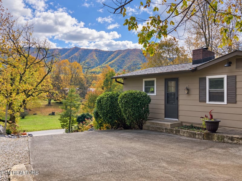 733 Cavern Rd, Townsend, TN 37882