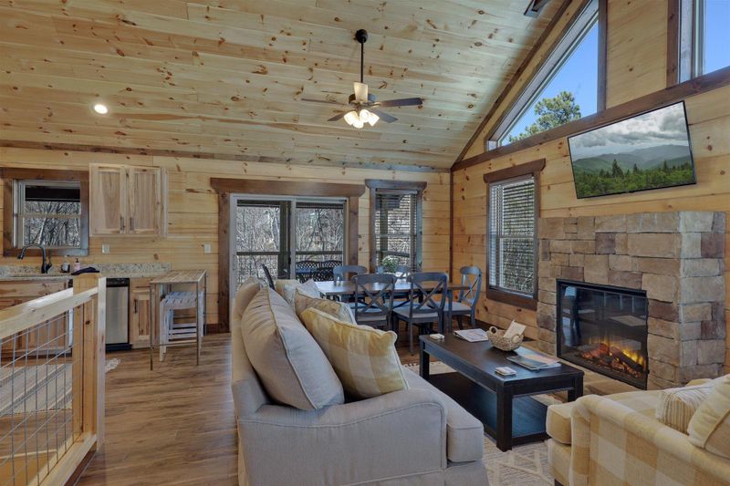 733 Pinecrest Dr, Gatlinburg, TN 37738