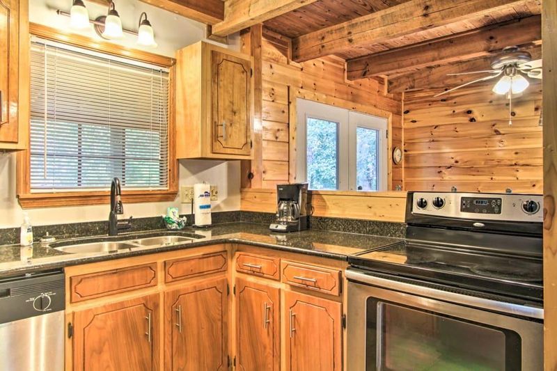 734 Country Oaks Dr, Pigeon Forge, TN 37863