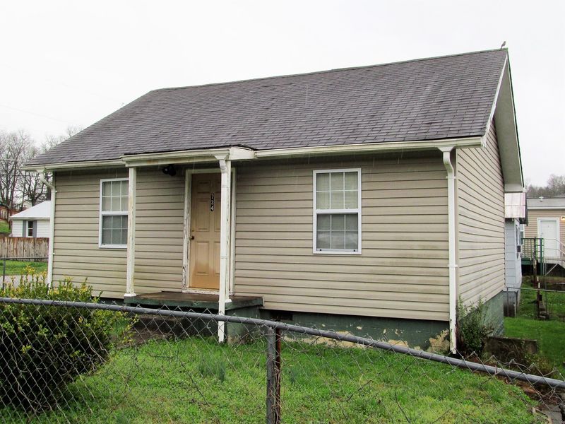 734 Unaka St, Harriman, TN 37748