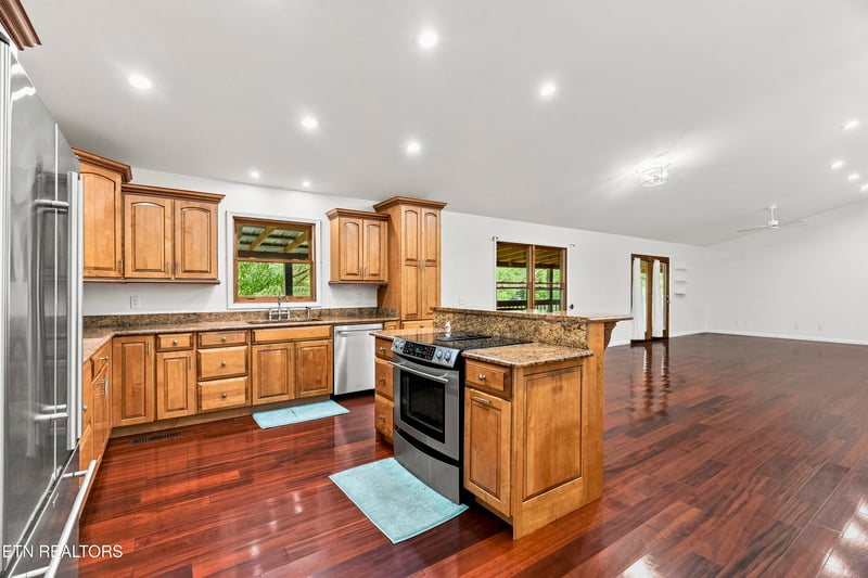 735 Pollard Rd, Kodak, TN 37764