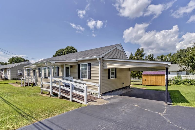 736 W Outer Dr, Oak Ridge, TN 37830