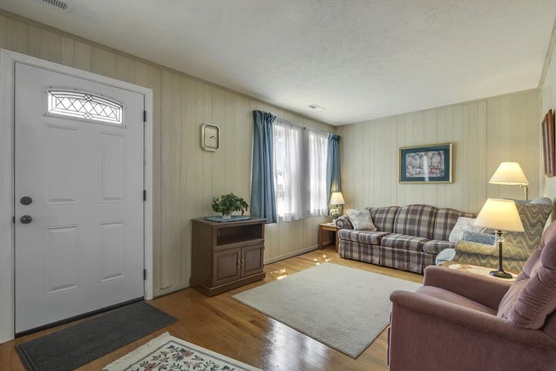 736 W Outer Dr, Oak Ridge, TN 37830