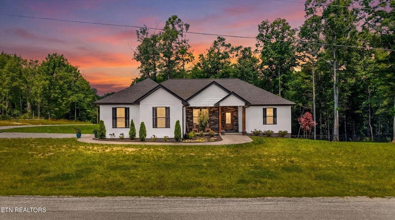 738 Toomey Falls Rd, Oneida, TN 37841