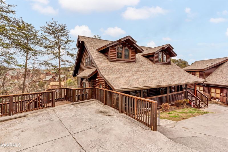 739 Golf View Blvd, Pigeon Forge, TN 37863
