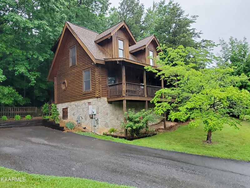 739 Kings Hills Blvd, Pigeon Forge, TN 37863