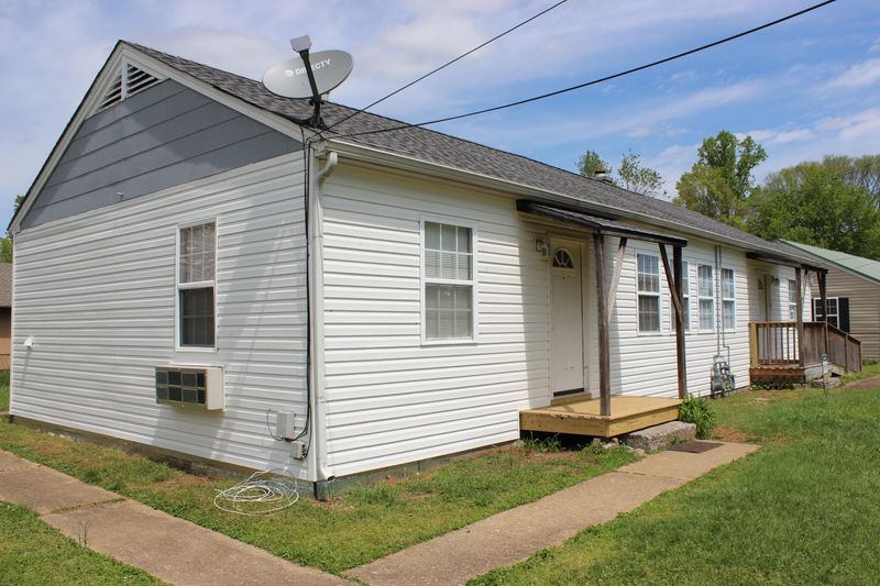 740 W Outer Dr, Oak Ridge, TN 37830