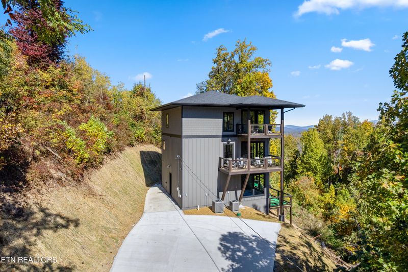 741 Chestnut Dr, Gatlinburg, TN 37738
