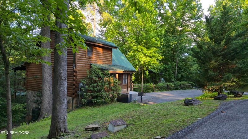 742 Yona Trail Way, Gatlinburg, TN 37738