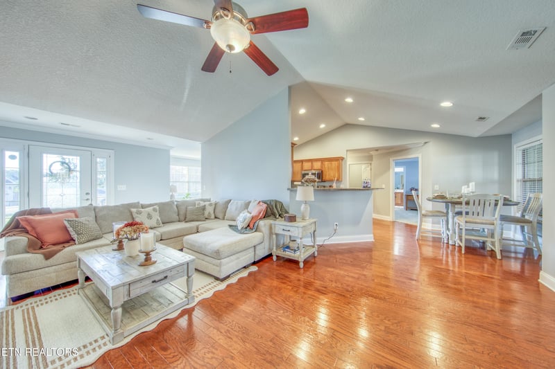 743 Hillside Ln, Lenoir City, TN 37771
