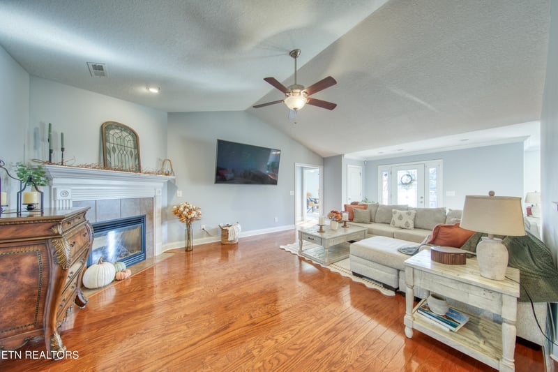 743 Hillside Ln, Lenoir City, TN 37771