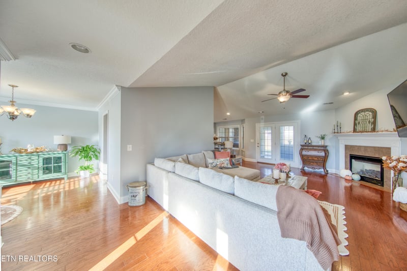 743 Hillside Ln, Lenoir City, TN 37771