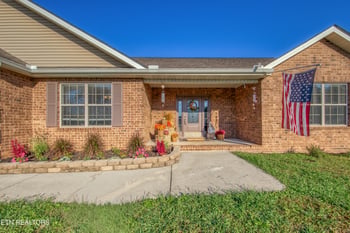 743 Hillside Ln, Lenoir City, TN 37771