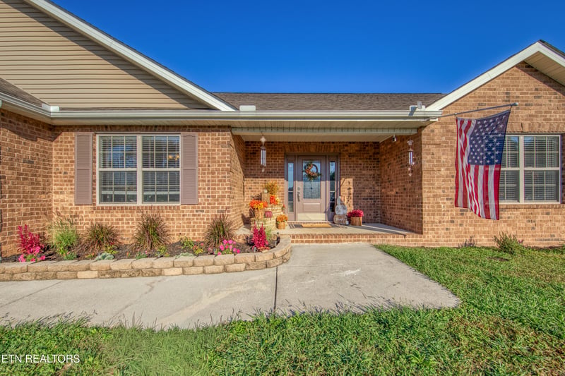 743 Hillside Ln, Lenoir City, TN 37771